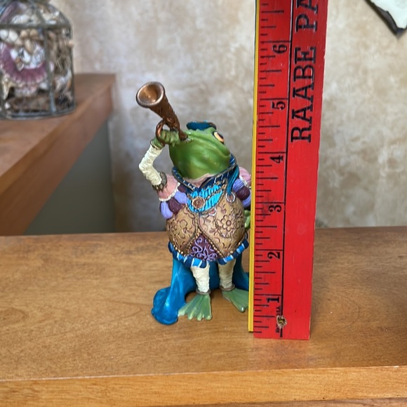 Fun Frog Royal Ribbiteer from the Camelot Frogs Sculpture Collection - Picture 8 of 9